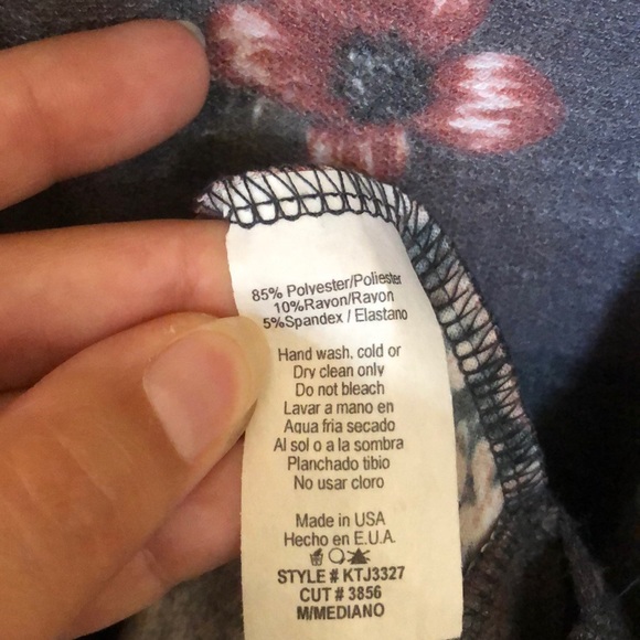 ❤️❗️Last 2! S-M Striped Floral cut out sleeve top - Picture 4 of 5